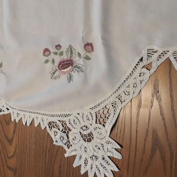 Victorian Embroidery needle point rose mantle cloth with heritage lace edge - Picture 3 of 12